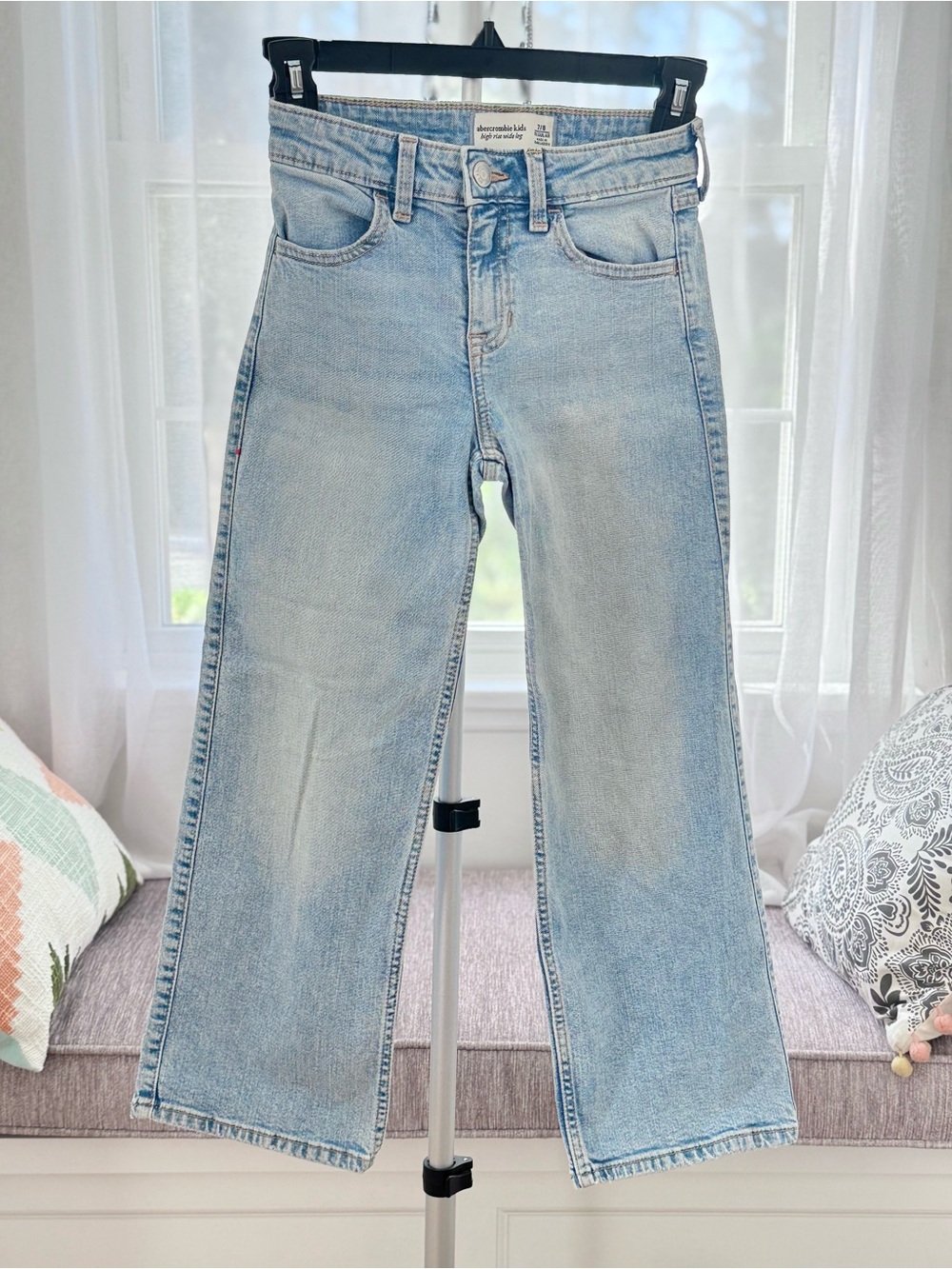 Abercrombie Kids - Light Wash Straight-Leg Girl’s Jeans - Size 7/8 Regular